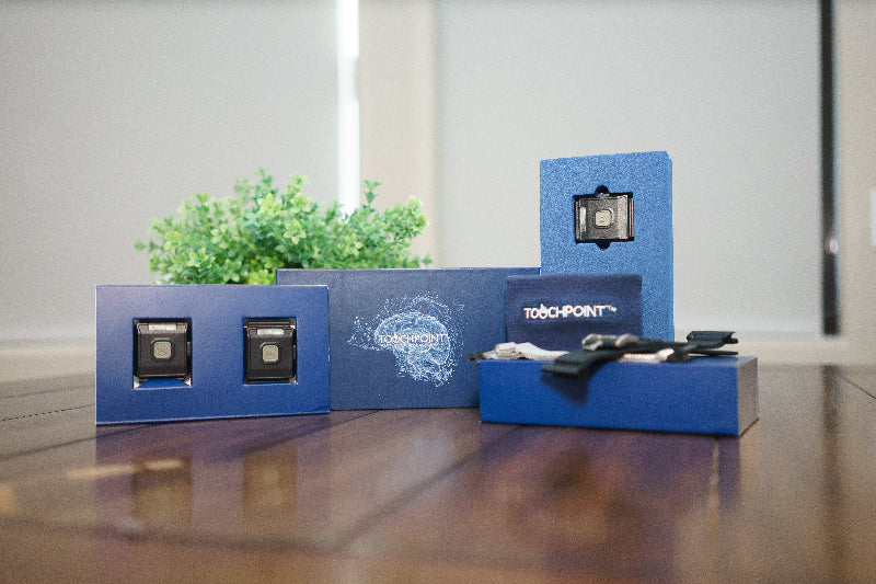 Blue packaging with a camera and accessories on a wooden surface.